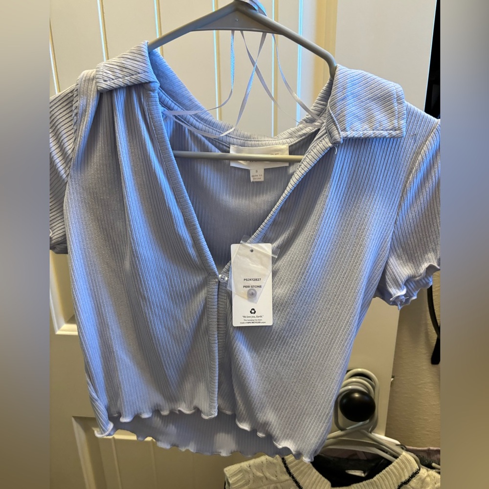 Blue “Pink Rose” Button up cropped top size small